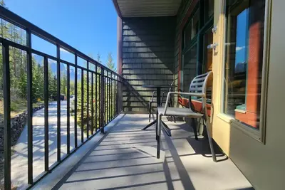 Image de 1150 sq ft to call your own - no stairs, sleeps 8, serene yet quick to Banff!