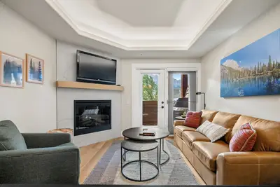 Image de Mountain Escape: Warm Fireplace, Pool, Near Banff