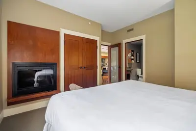 Spacious Mountain Suite with Private Balcony & Bbq