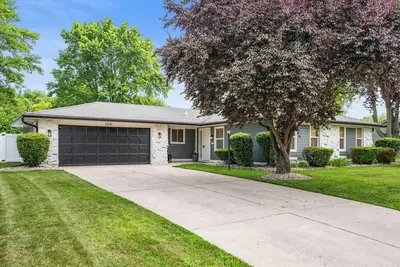 Image de 4-bedroom home - hot tub- fire pit