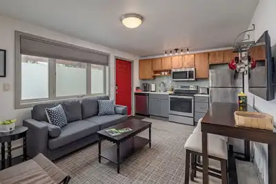 Image de 2 Mins from Airport! 1 Bdr with Large Backyard