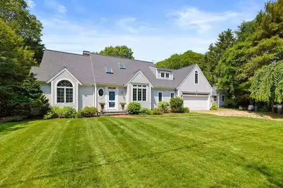 Image de 252-Co Clams & Shells  High End Cotuit Waterfront, Pool & Dock, Bring your Boat!