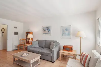 Image de Entire Condo with WiFi steps from the sand