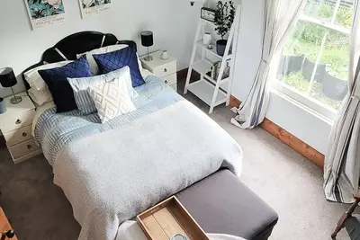 Image de A charming 4-bedroom home! Just steps away from cozy cafes and local shops.