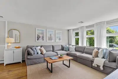 Image de Pet & Family Friendly Home Close to Beaches!