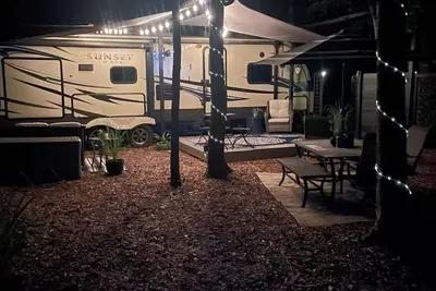 Image de Cozy Rv with 1 bedroom  extra bed, in charming Porter 4 miles away from the lake