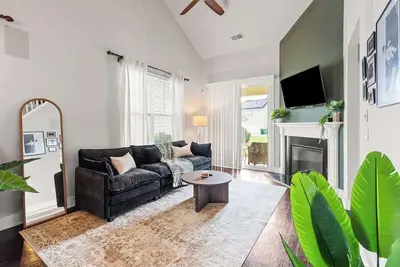 Image de Modern Upscale Farmhouse- in Uptown Clt!