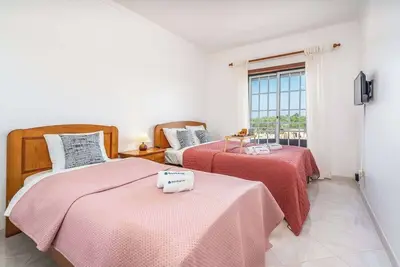 Image de Classic & Spacious Flat w/ Balcony by HostWise