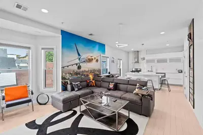 Image de Cloud 9 Lounge - Aviation-Themed Designer Flat