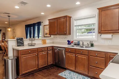 Image de New! Pecan Hide Out is a rustic home with fire pit and tree house!