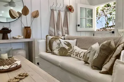 Image de New Gorgeous like-new Condo on beach side of Sandyland Rd Seconds to the sand.