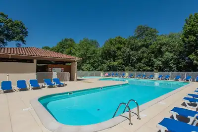 Image de maison dans un parc de vacances avec piscine