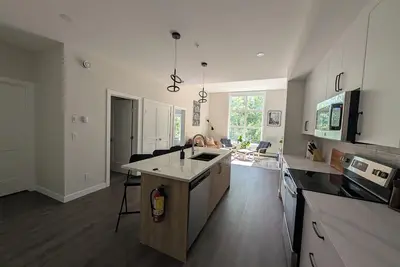 Image de Golden Opportunity: Modern Comfort in the Heart of Adventure.