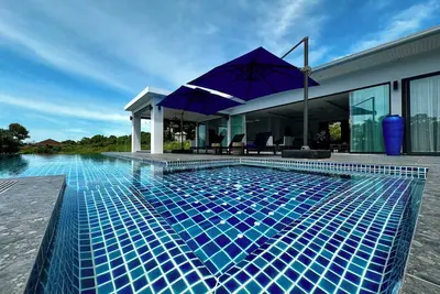 Image de À 3 minutes à pied de la plage villa de luxe avec personnel piscine et vue