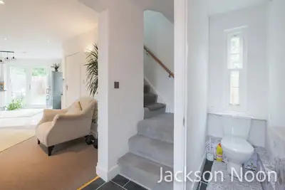 Image de Luxury 3-Bed Epsom Haven - Modern Retreat with parking