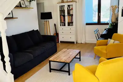 Image de Grande maison familiale avec piscine et clim, adaptée aux enfants.