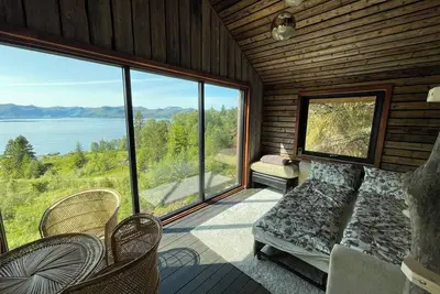 Image de Stunning fiord panorama view off-grid forest cabin
