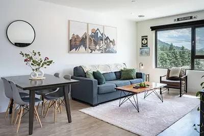 Image de Modern Mountain Retreat – Private Hot Tub, Bbq, Family-Friendly