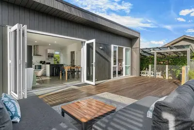 Image de Sea Anchorage - This modern, well-designed beach house will cater to all your needs for a relaxing holiday in the beautiful Mangawhai area. Enjoy the great entertaining spaces after a day at the beach or enjoying one of the many activities there are