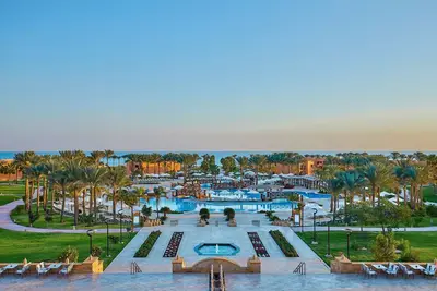 Image de Red Sea Vibes l 3 Family Room, Poolside Fun, Dining Options & Beach Bliss