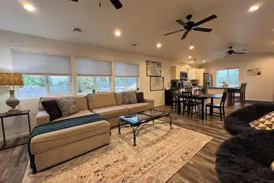 Image de Discover our inviting 3-bdrm, 2-bathroom home, ideally situated near fairgrounds, hospital, Va, & downtown Sheridan. This newer-built residence offers all the comforts & conveniences you need for a pleasant stay, making it perfect for longer stays.