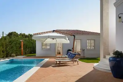 Image de Maison de vacances privée avec piscine privée, Wifi, climatisation, Tv, terrasse, animaux admis