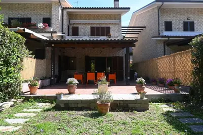 Image de Location: quiet and central area of ​​Sirolo, 150 meters from the square and the path that leads to the beach, reachable on foot. Description: apartment located on the ground floor with garden. Living room with sofa and dining table - separate kitchen