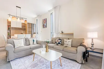 Image de Apartment with Lush Green Views, Minutes to City Centre Meaisem and Butterfly Gardenby Deluxe Holiday Homes