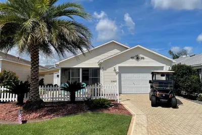 Image de Modern charm meets vibrant living with outdoor oasis and golf cart fun!