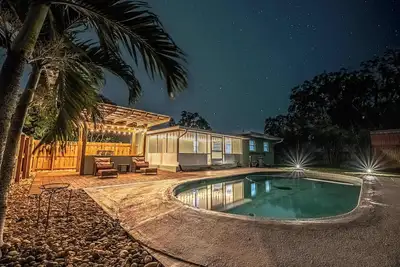 Image de Retraite Côtière avec Piscine | Oasis de 3 Chambres près du Centre-Ville et des