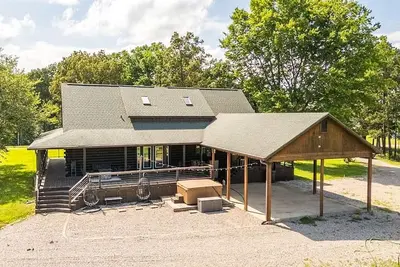 Image de Private 5 Br cabin on 56 acres. Hot tub, Hunt, fish, and near the lake and town