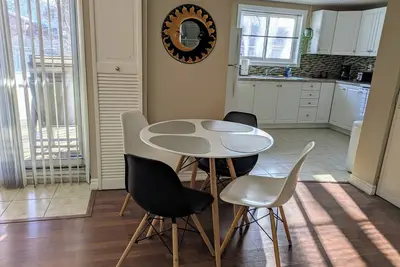 Image de Bright 2 bedroom walkout