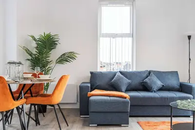 Image de Inviting and modern 2 Br apartment, walk to centre