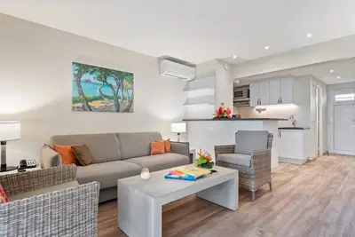 Image de Stylish Suite by the Sea with Exclusive Beach Access & Water Activities