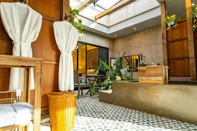 Image de Villa privée à Jeju, Corée du Sud – piscine, jacuzzi et ambiance tropicale.