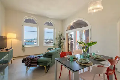 Image de Prestigious apartment with breathtaking sea view of the old port and terrace.