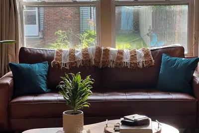 Image de Charming-Modern-Clean  1-bedroom cottage sleeps 4, Gotl 10 mins away! !