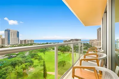 Image de Beach, Shopping & Dining at Your Doorstep! Outdoor Pool, Free Kitchen!