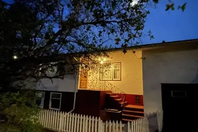 Image de Merlot House – Retro Wine-Inspired Stay Near Downtown & Stampede Grounds