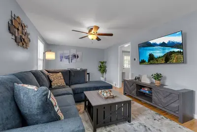 Image de Cozy Cleveland Hill Retreat: Perfect for Family Fun or Game Day Getaways!