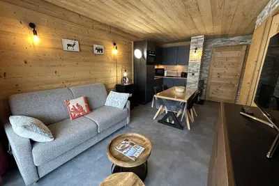 Image de 2ème étage, vue montagne, balcon, télévision, casier à ski, 28m², Vars