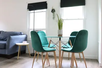 Image de City Oasis - Private Porch - Cozy Fort Apartment