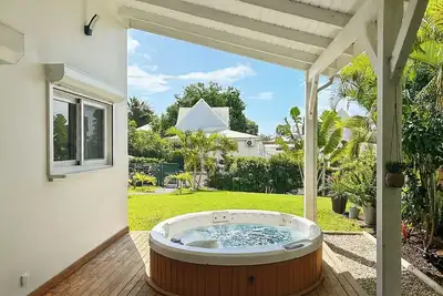 Image de Villa Aliken avec jacuzzi privé, située dans une résidence calme