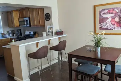 Image de 5-bedroom Condo in Vallejo. Visit Wine Country after work.