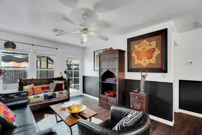 Image de West University Bungalow with Private Studio!