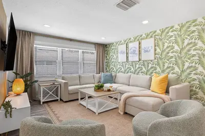 Image de New! Luxury Tropical Oasis: Saltwater Pool + Game Room + 4 King Beds