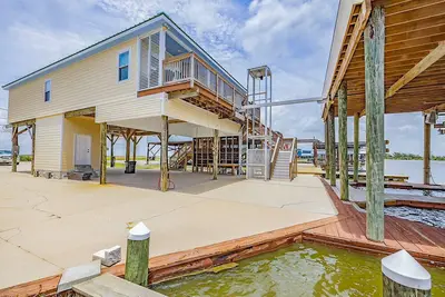 Image de Waterfront Retreat w/ Dock, Deck, & Ice Machine – Fish & Relax!