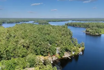 Image de 1 Oak: Private Dock, Canoe, Firepit, Bbq, Loft