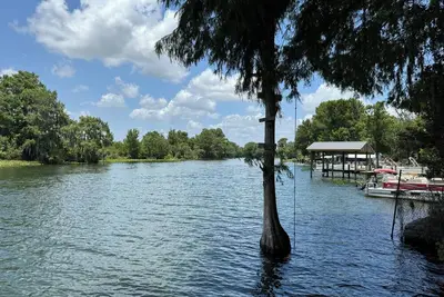 Image de Enjoy the river from this freshly renovated home with a private boat ramp.