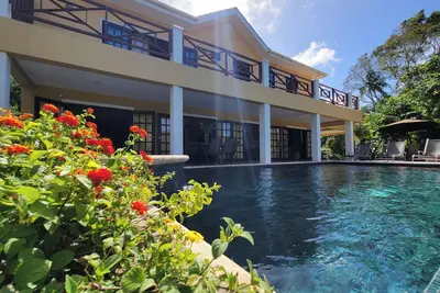 Image de Rosita with a Waterfall Jacuzzi & Rain Forest feel